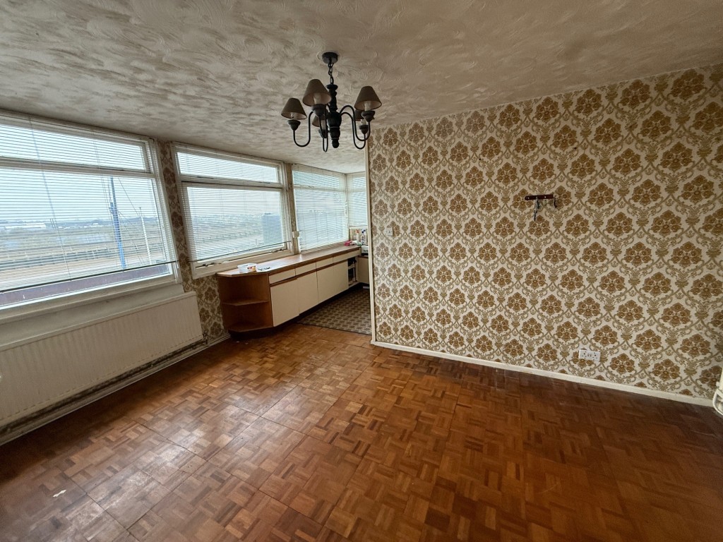 Lot: 18 - MIXED USE PREMISES WITH POTENTIAL ON QUAYSIDE - Kitchen diner with windows to front